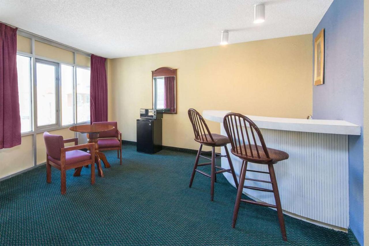 Blue Way Inn & Suites Wichita East 외부 사진